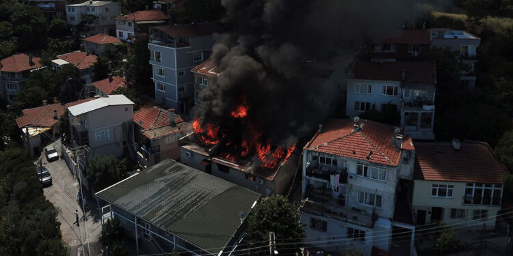 Bursa'da 3 katlı binada yangın