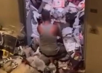 Bursa'da 3 katlı binadan 3 kamyon çöp çıkartıldı