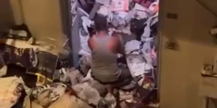 Bursa'da 3 katlı binadan 3 kamyon çöp çıkartıldı