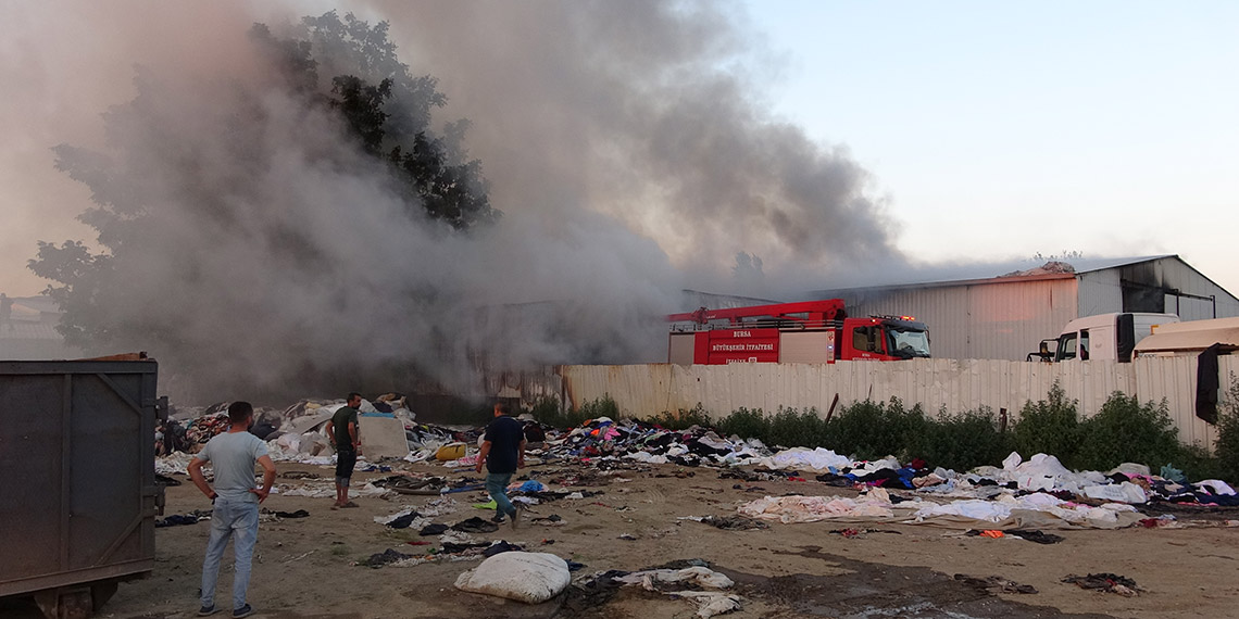Bursa'da geri dönüşüm tesisinde yangın