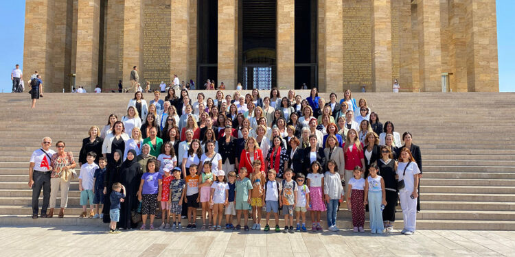 CHP Kadın Kolları Anıtkabir'i ziyaret etti