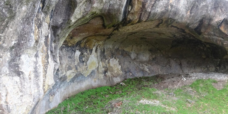 Çanakkale'de 1600 yıllık mağara kilisede 'defineci' tahribatı
