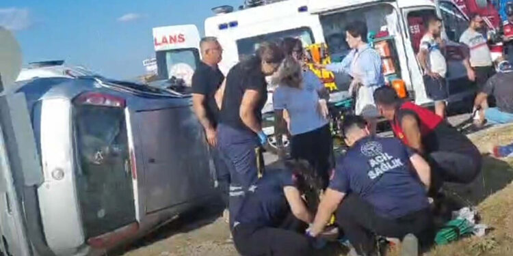 Çanakkale'de minibüsle otomobil çarpıştı: 1'i ağır 7 yaralı
