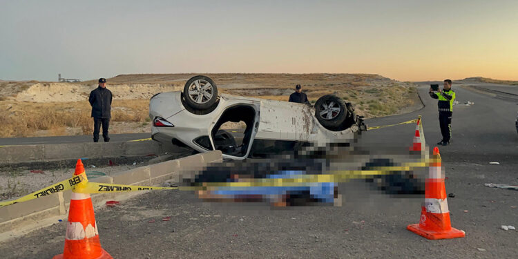 Cenazeye yolunda kaza; 4 ölü, 2 yaralı