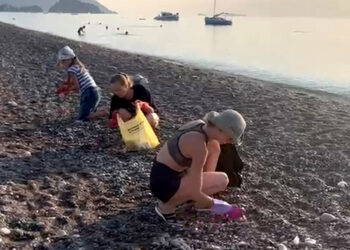 Çıralı'da turistler, plajda temizlik yaptı