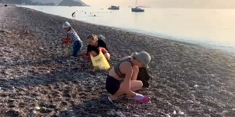 Çıralı'da turistler, plajda temizlik yaptı