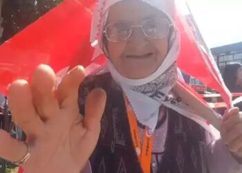 Çorum'da 80 yaşındaki kadın Alay Marşı okudu