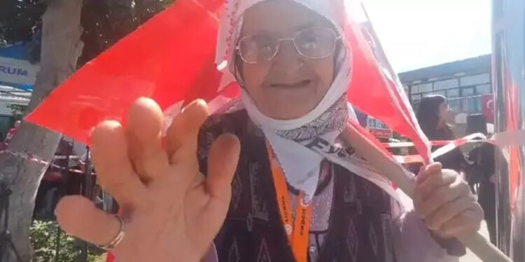 Çorum'da 80 yaşındaki kadın Alay Marşı okudu