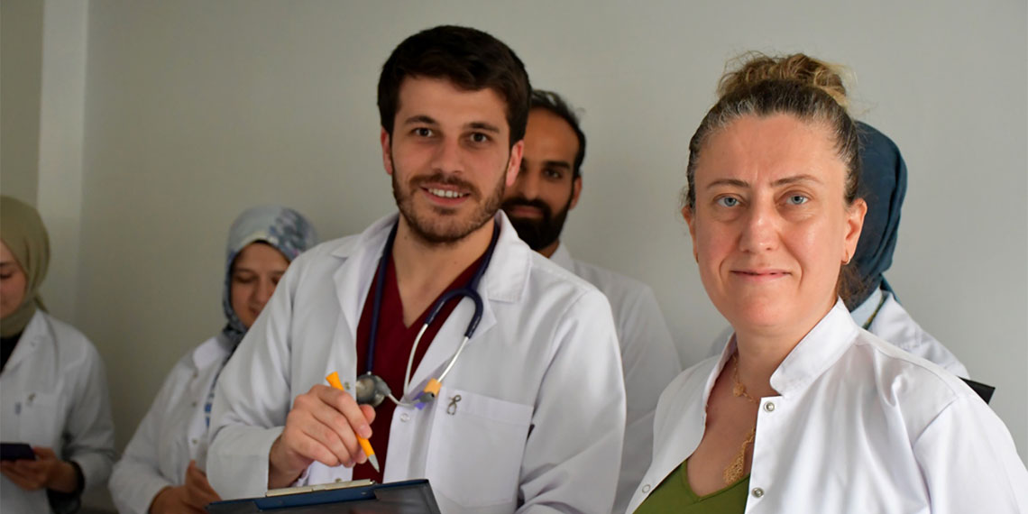 Trabzon Karadeniz Teknik Üniversitesi (KTÜ) Farabi Hastanesi'nden Dr. Öğretim Üyesi Firdevs Aksoy, sivrisineklerden bulaşan ve Batı Nil ateşine yol açan virüs salgınına ilişkin, "En önemli korunma yolu da sivrisinek ısırıklarından korunmak için gerekli önlemler almaktır. Sivrisinek üreme alanları yok edilmelidir" dedi.