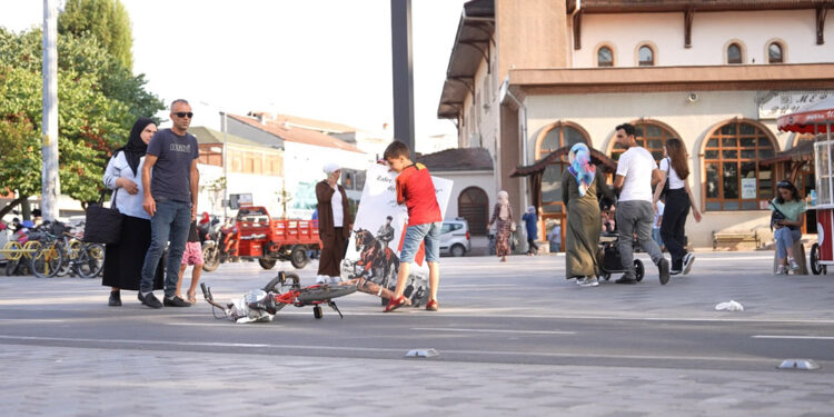 Devrilen Atatürk portresini gören kaldırdı; o anlar kamerada