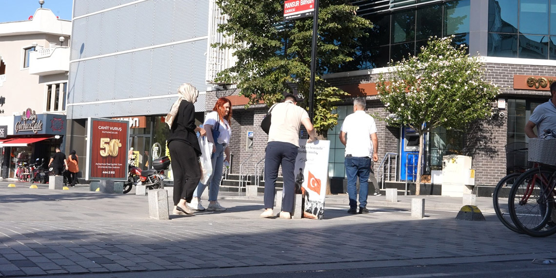 Devrilen Atatürk portresini gören kaldırdı; o anlar kamerada