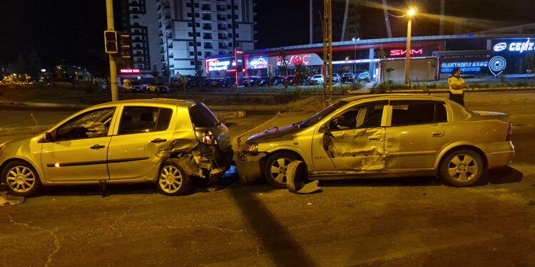 Diyarbakır'da 3 otomobil çarpıştı: 7 yaralı