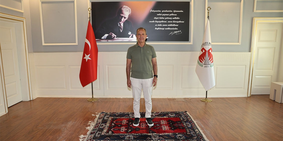 Geçmişten gelen ve ödenmeyen borcu nedeniyle, alacaklı firma tarafından Döşemealtı Belediye Başkanının makam odasındaki eşyalar haczedildi.