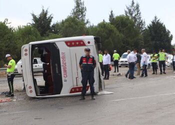 Düğün yolunda kaza: 1'i ağır, 26 yaralı