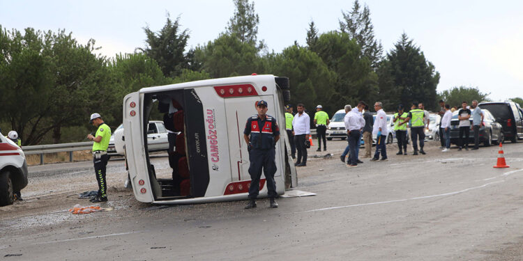 Düğün yolunda kaza: 1'i ağır, 26 yaralı