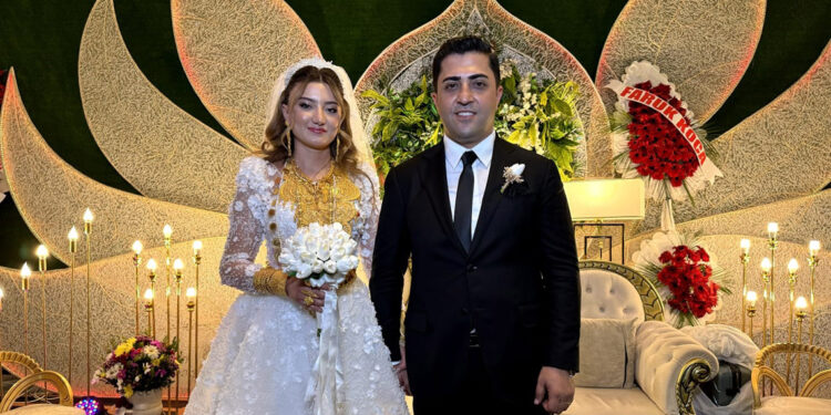 Düğünde gelin ve damada 5 milyon lira ve 4 kilo altın takıldı