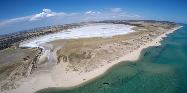 Edirne'de suyu buharlaşan gölün tuz tabakası ortaya çıktı