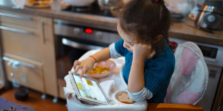 Ekran karşısında yemek, obeziteyi tetikliyor