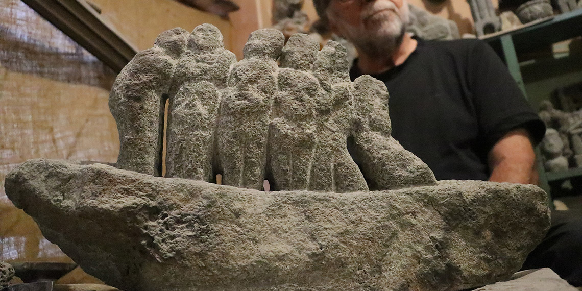 Emekli Fransızca öğretmeni, Karacadağ taşından Nuh'un Gemisi figürü yaptı