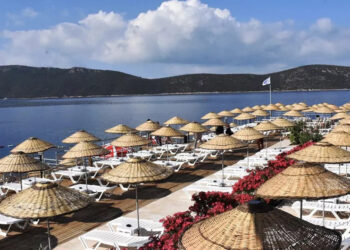 Emeklilere halk plajlarındaki şezlong ve şemsiye ücretsiz