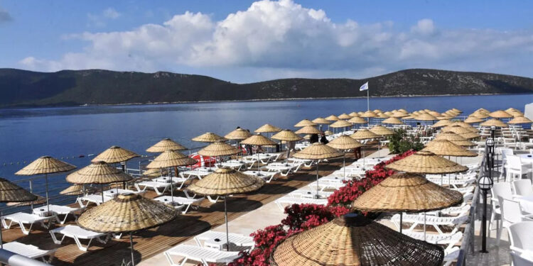 Emeklilere halk plajlarındaki şezlong ve şemsiye ücretsiz