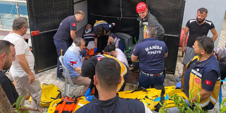 Engelli asansörü 10 metreden yere çakıldı: Yaralılar var