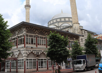 Erdoğan'ın 'Kayıyor' dediği Sahil Camisi korozyona uğramış