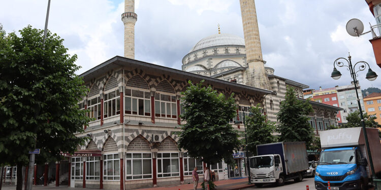 Erdoğan'ın 'Kayıyor' dediği Sahil Camisi korozyona uğramış