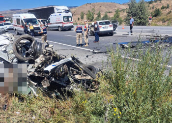 Erzincan'da iki otomobil çarpıştı: 3 ölü, 4 yaralı