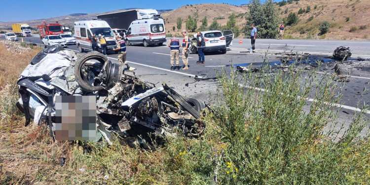 Erzincan'da iki otomobil çarpıştı: 3 ölü, 4 yaralı