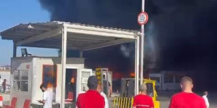 Esenyurt'ta zincir marketin deposunda yangın