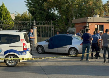 Eşini çocuğunun gözleri önünde bıçaklayarak öldürmüş