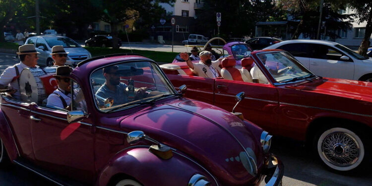 Eskişehir'de düğün fotoğrafçısının 51’inci yaşı konvoyla kutlandı