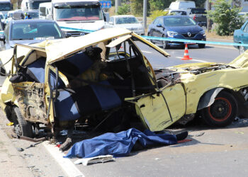 Eskişehir'de otomobil ikiye bölündü; 1 ölü, 3 yaralı