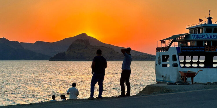 Pertek Feribot İskelesi'nde kuyruk çilesi