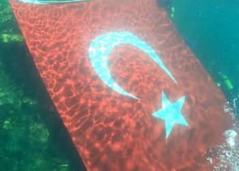 Fırat Nehri'nde dev Türk bayrağı açıldı