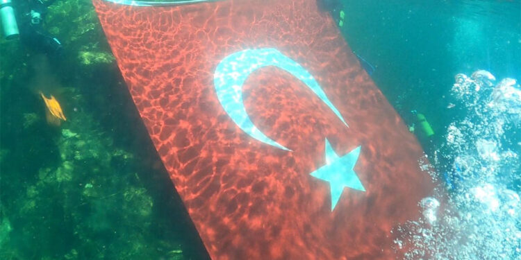 Fırat Nehri'nde dev Türk bayrağı açıldı