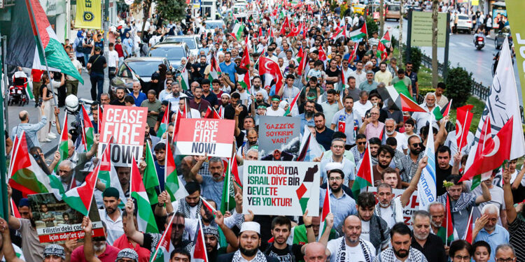 Fatih'te binlerce kişi Filistin için yürüdü