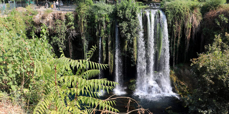 Filmlere sahne olan Düden Şelalesi ziyaretçi akınına uğruyor