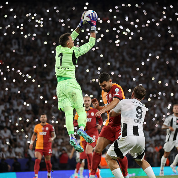 Beşiktaş Kulübü Başkanı Hasan Arat, “Beşiktaş camiası olarak gururlu günü yaşamanın mutluluğu içerisindeyiz” dedi.