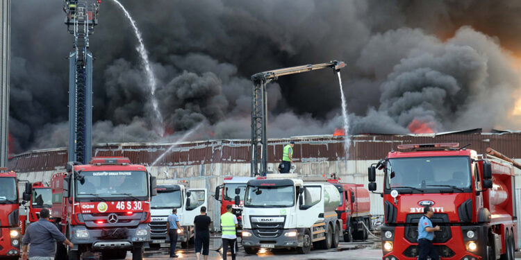 Gaziantep'te, halı fabrikasında yangın