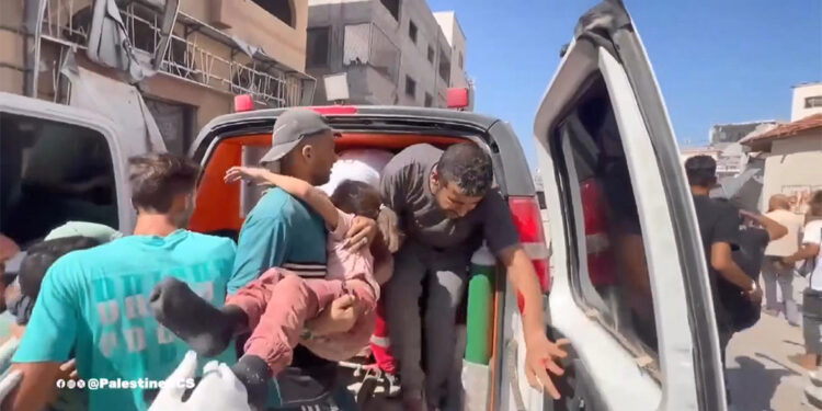 Gazze'de vurulan okullardan cenaze ve yaralılar taşındı