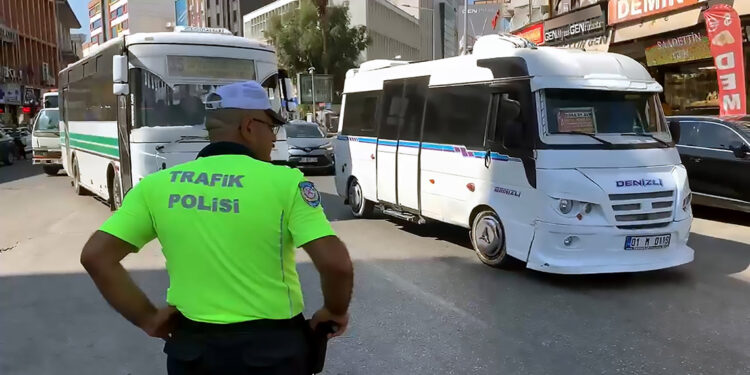 Gereksiz korna kullanan 46 dolmuş ve otobüs şoförüne ceza kesildi