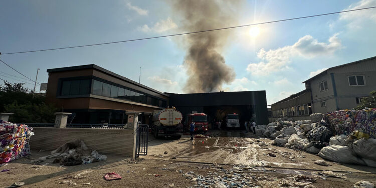 Geri dönüşüm tesisindeki yangın mobilya fabrikasına sıçradı