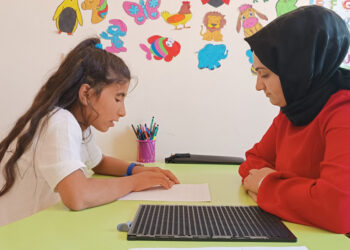 Görme engelli Sibel, 4 ayda Braille alfabesiyle okuma yazmayı öğrendi
