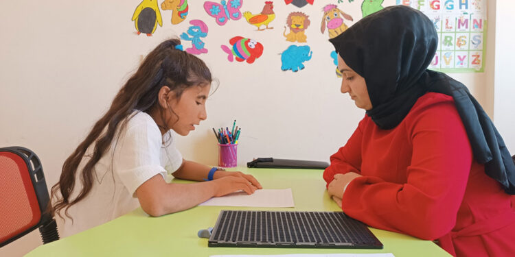 Görme engelli Sibel, 4 ayda Braille alfabesiyle okuma yazmayı öğrendi