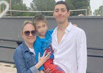 Hakkında uzaklaştırma kararı olan koca, sokakta eşini bıçaklayarak öldürdü