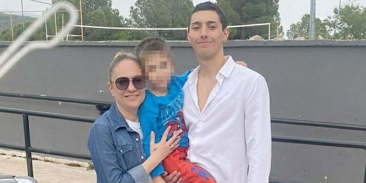 Hakkında uzaklaştırma kararı olan koca, sokakta eşini bıçaklayarak öldürdü