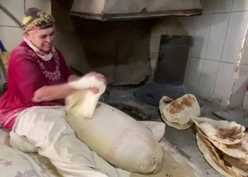 Hasta oğlu ve torunları için günde bin tandır ekmeği pişiriyor