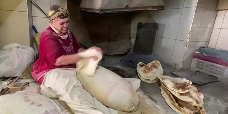 Hasta oğlu ve torunları için günde bin tandır ekmeği pişiriyor